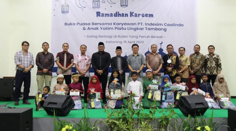 Foto bersama ketika buka puasa bersama PT Indexim Coalindo di Kutai Timur, Sabtu, 15 April 2023 (Foto: Arie Firdaus)