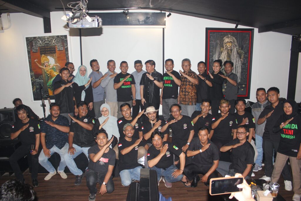 Foto bersama agenda silaturrahmi DPC Karawang Pemuda Tani, Jum'at, 14 April 2023 (Foto: Dok. DPC Karawang Pemuda Tani)