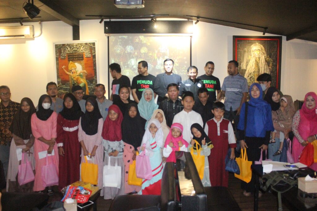 Kegiatan santunan kepada anak yatim oleh DPC Karawang Pemuda Tani, Jum'at, 14 April 2023 (Foto: Dok. DPC Karawang Pemuda Tani)