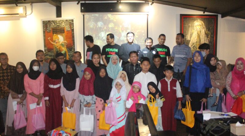 Kegiatan santunan kepada anak yatim oleh DPC Karawang Pemuda Tani, Jum'at, 14 April 2023 (Foto: Dok. DPC Karawang Pemuda Tani)