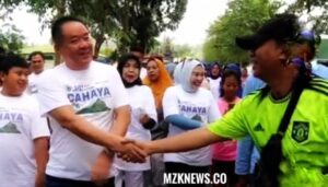 Foto: Bupati Lahat mengikuti kegiatan jalan sehat dalam Puncak HUT Kabupaten Lahat yang ke-154 (Foto: IST) 