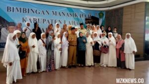 Foto: Bupati Lahat Cik Ujang dan Ibu Lidyawati foto bersama dengan para Jemaah Haji Kabupaten Lahat.
