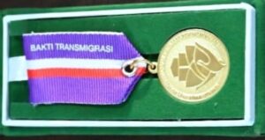 Foto: Pin Bakti Transmigrasi yang diterima Bupati Lahat dari Kemendes RI. 