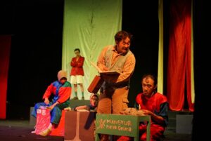 Foto: Penampilan Aktor Teater TUMAN Unisnu Jepara dalam Pentas produksi WINARA. 