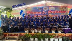 Foto: Para Guru SMPN 3 foto bersama di acara Pelepasan dan Perpisahan Siswa-siswi Kelas IX.