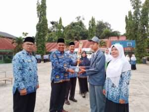 Foto: Ka. Kankemenag Kabupaten Solok menyerahkan trophy kejuaraan Lomba Robotik expo madrasah tingkat nasional tahun 2023 kepada tim robotik. 