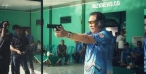 Foto: Cik Ujang sedang fokus menembak di Kejuaraan Menembak Piala Bupati Cup.