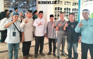 Foto: Bupati Lahat Cik Ujang bersama Jurnalis Lahat yang hadir di acara Doa dan Tasyakuran.