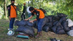 Foto: Tumpukan sampah hasil bersih-bersih menyusuri Sungai Enim dan Sungai Kiahaan yang diinisiasi PTBA dan melibatkan 375 peserta.