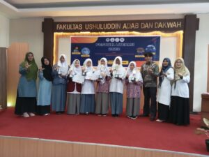 Foto: Lidia Arista dan Citra Eka Wahyuni berfoto bersama para pemuncak lomba dan dewan juri. 