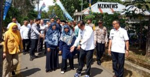 Foto: Sesmilpres RI, Siti Isro'yati meninjau Kampung KB Jeruk Bali Sinjar Bulan, Kec. Gumay Ulu dalam rangkaian uji Petik Tanda Kehormatan Satyalencana Wira Karya dari Presiden RI Joko Widodo yang akan diterima Cik Ujang.