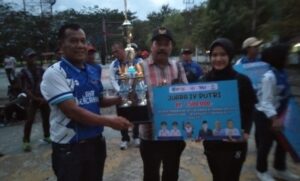 Foto: Ketua KONI Lahat Kalsium Barefi memberikan hadiah kepada Juara IV Putri dari Kec. Kikim Barat.