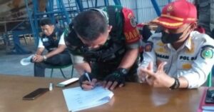 Foto: Satpol PP Kab. Indramayu dan Anggota Babinsa Kodim 1016 Indramayu, di galangan Kapal Milik Al-Zaytun. 
