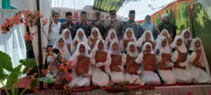 Foto: Ka. Kankemenag Kab. Solok foto bersama dengan wisudawan.