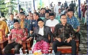 Foto: Sekda Lahat bersama Pimpinan Pondok Pesantren dan tamu undangan di acara pemberian Mobil Operasional untuk Pondok Pesantren di Lahat. 