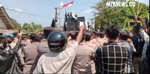 Foto: Sejumlah 1200 massa aksi unjuk rasa Jilid 2 terdiri dari 13 LSM/Forum Dharma Ayu berorasi di depan Ponpes Al-Zaytun.