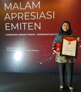 Foto: Dirkeu & Manajemen Risiko PTBA Farida Thamrin dengan Piagam Penghargaan yang diterima PTBA di acara Malam Apresiasi Emiten.