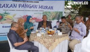 Foto: Asisten II Bidang Perekonomian & Pembangunan Setda Muara Enim H. Riswandar, Ketua TP PKK Muara Enim dan Unsur OPD di Acara Gerakan Pangan Murah.