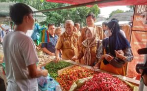 Foto: H. Riswandar bersama Tim Ketahanan Pangan Pemkab Muara Enim, Sidak harga Cabai di pasar. 