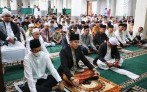 Foto: Plt. Bupati Kaffah bersama Masyarakat Salat  Idul Adha 1444 H, di Masjid Agung Muara Enim.