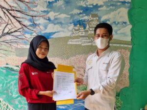 Foto: Lela Pelaku Usaha Batik Kujur bersama Tim dari PTBA. 
