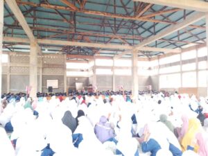 Ratusan Siswa-siswi MAN 1 Solok PK saat mendengarkan tausyiah (Foto: IST) 