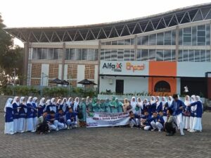 Foto: Rombongan MAN 1 Solok PK foto bersama di depan Kampus Unpad Bandung, Jawa Barat.