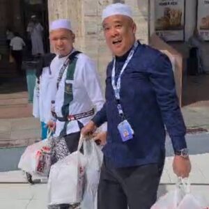 Foto, Bupati Lahat membelikan dan menghantarkan Nasi Kotak KFC untuk Para Jamaah Haji Kabupaten Lahat.