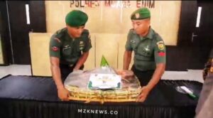 Foto: Dua Personil TNI Kodim 0404/Muara Enim, meletakkan Nasi Tumpeng di HUT Bhayangkara ke-77 di meja Polres Muara Enim.