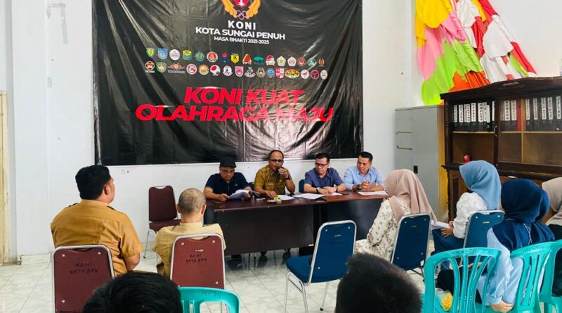 Pengurus KONI Kota Sungai Penuh bersama Ketua Kontingen (Foto: IST)