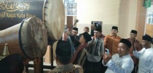 Pemukulan beduk sebagai tanda masuknya Tahun Baru Islam 1445 Hijriah (Foto: IST) 