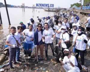 Jaga kelestarian lingkungan, para Milenial PTBA Kota Palembang di giat bersih-bersih sampah di tepi Sungai Musi (Foto: IST) 