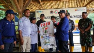 PTBA bersama Pemdes Sidodadi meresmikan Bank Sampah PASS (Peduli Akan Sampah Sidodadi) yang dihadiri perwakilan TNI AL dan Perwakilan UNILA (Foto: IST)