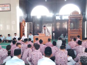 Para jamaah sedang mendengarkan tausyiah dari