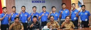 Bupati Lahat, H. Cik Ujang didampingi Kadinas Pariwisata Lahat beserta jajaran foto bersama dengan Finalis Bujang Seganti Setungguan (Foto: IST) 