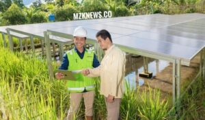 Salah satu tim dari PTBA melibatkan dan memberdayakan masyakarat, memberikan pengarahan perawatan rutin peralatan PLTS irigasi (Foto: IST)