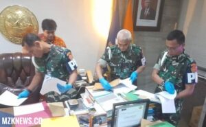 Tim dari Penyidik Puspom TNI dan KPK saat melakukan penggeledahan kasus suap di Basarnas (Foto: IST) 