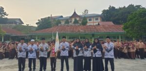 Diana Saputri foto bersama Kepala Sekolah dan para dewan guru usai pelepasan (Foto: IST) 
