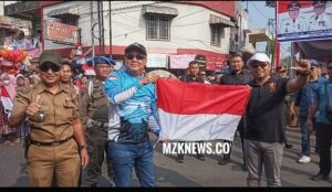 Bupati Lahat bentangkan Bendera Merah Putih jelang HUT RI ke-78 Tahun 2023 di acara Parade Baris-berbaris tingkat Pelajar se-Kabupaten Lahat (Foto: IST) 