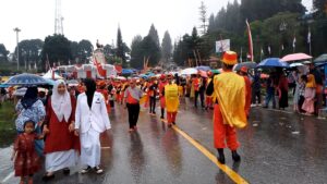 Penampilan Drumband MAN 1 Solok di depan panggung kehormatan saat diguyur hujan (Foto: IST) 