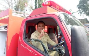 Bupati Lahat H.Cik Ujang berada di Mobil Damkar bantuan dari PT BPI PLTU (Foto: IST) 