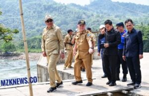 adinas PU Cipta Karya Lahat Mirza melaporkan kepada Bupati Lahat H. Cik Ujang, terkaiy Capaian presentase pembangunan Jembatan Cor Beton (Foto: IST) 