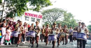 Drumband Para pelajar mengiringi Parade Baris-berbaris yang disaksikan masyarakat (Foto: IST) 