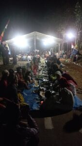 Warga RT. 01/RW. 01 kumpul melaksanakan doa bersama malam tirakatan peringatan HUT RI ke-78 (Foto: IST) 