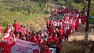 Seluruh Warga RT. 01/RW. 01 mengikuti kegiatan Jalan Sehat Bersama dalam memeriahkan HUT RI ke-78 (Foto: IST)