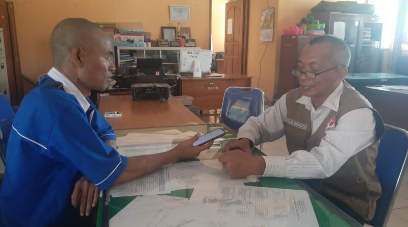 Foto Kepala SMA Negeri 1 Madapangga I Putu Budiarta saat diwawancarai