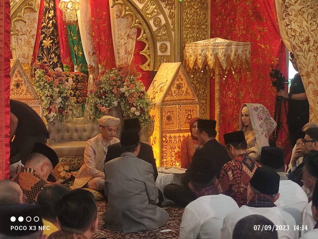 Foto Suasana Pernikahaan Berjalan Hikmat