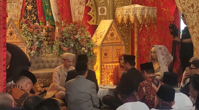 Foto Suasana Pernikahaan Berjalan Hikmat