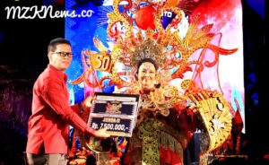 GM PTBA Unit Pertambangan Ombilin Sawah Lunto. Yulfarizon dengan simbolis menyerahkan hadiah kepada juara Event SISSCa 2023 (Foto: IST) 