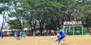 Pemain Sepak Bola Kabupaten Lahat saat menendang bola ke gawang lawan (Foto: IST) 